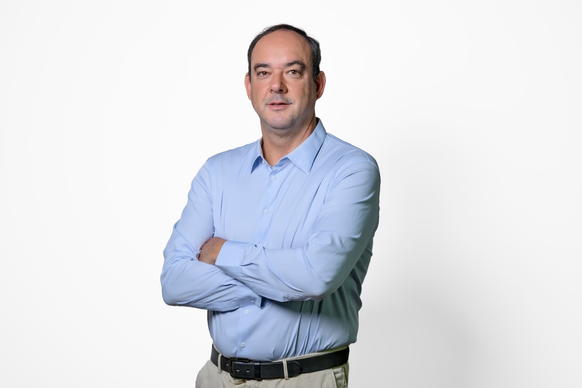Flávio Roscoe de braços cruzados